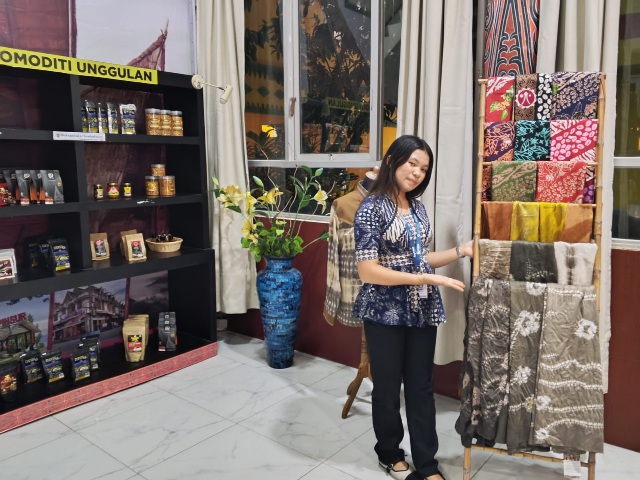 Humbahas Pamerkan Keindahan Batik Humbang Shibori di PRSU