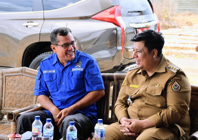Bupati Vandiko Salurkan 5 Ton Bibit Kentang Di Hariara Pintu, Keberhasilan Ada Di Tangan Petani