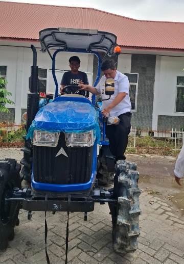 Dukung Swasembada Bawang Putih, Dua Kelompok Tani Harian Terima Traktor Baru
