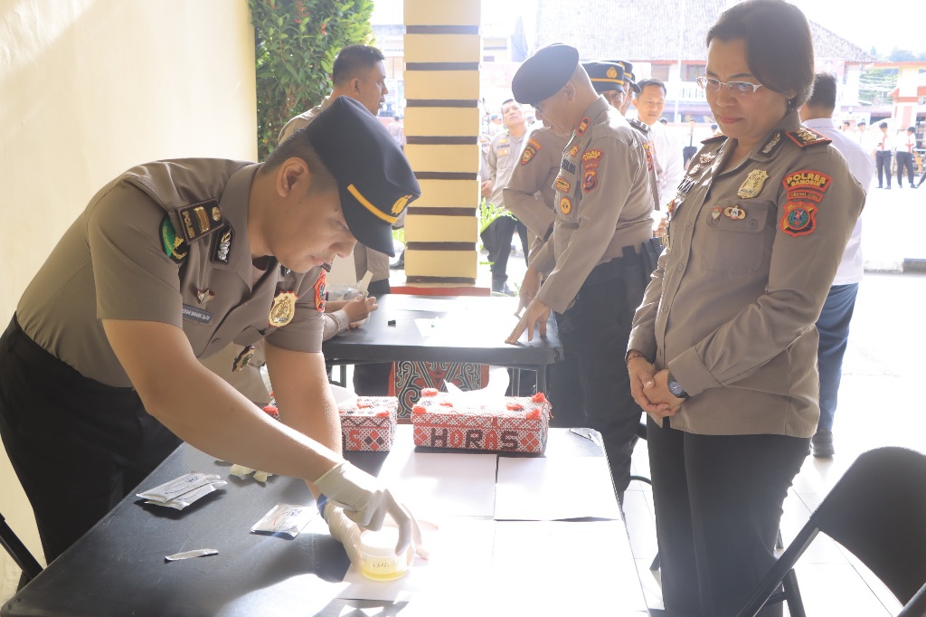 Keseriusan Kapolres Samosir Jauhkan Narkoba dari Internal, 148 Personel Jalani Tes Urine dan Hasilnya Negatif