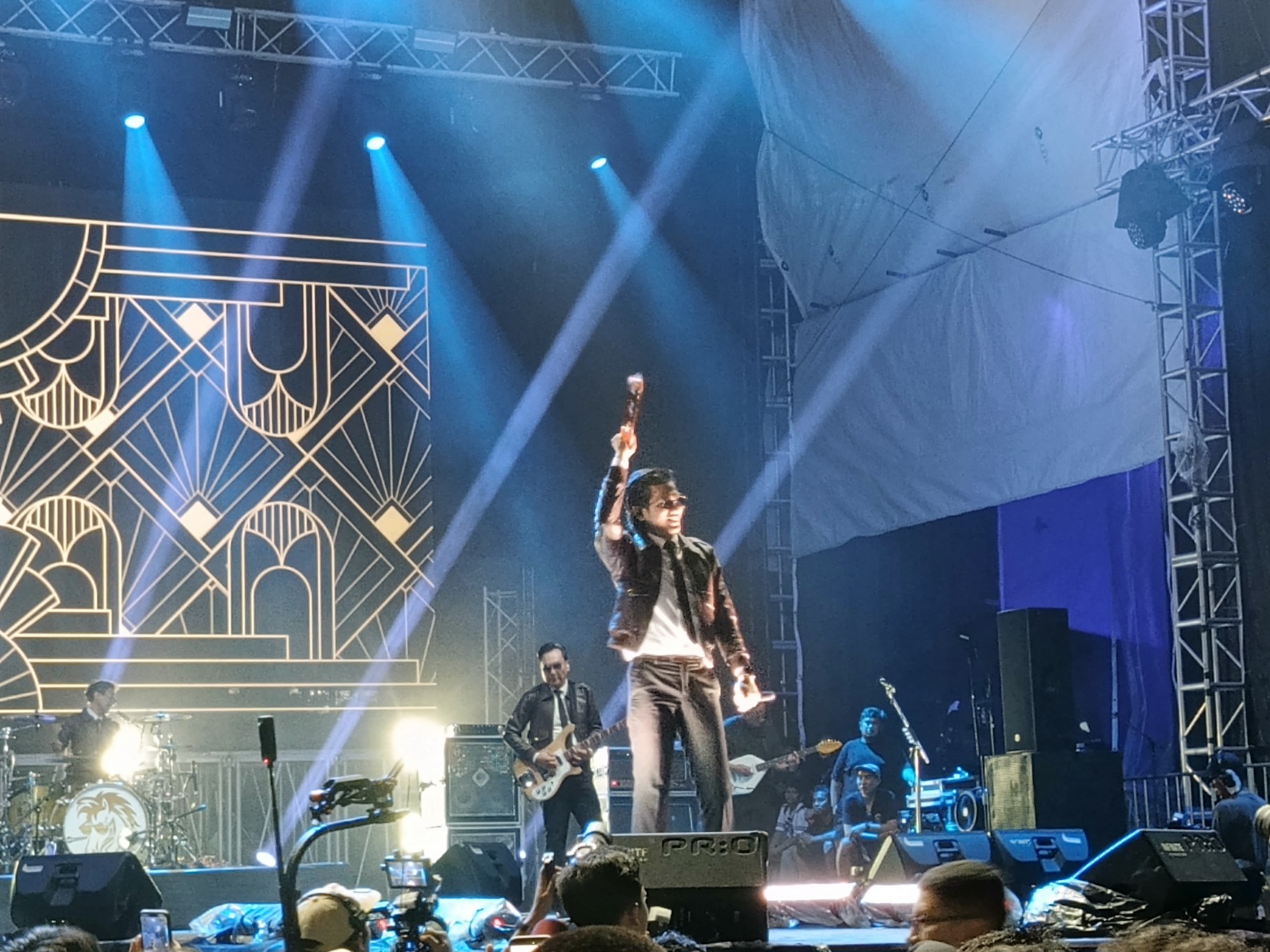 Bawakan Lagu-Lagu Andalan, Band Rock and Roll Indonesia The Changcuters “Goyang” PRSU