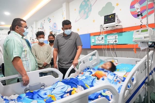 Gubsu Jenguk Murid SMK N 1 Berastagi Korban Keracunan MBG Karo di RS Haji