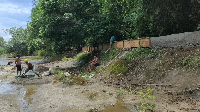 Proyek Saluran Irigasi Di Desa Namo Suro Baru Tanpa Plank, Diduga Menggunakan Material Ilegal