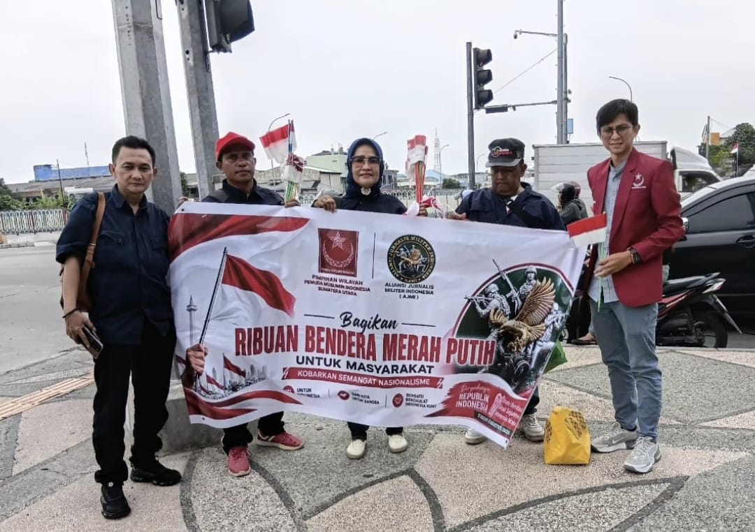 Bersama Babinsa, AJMI dan PW Pemuda Muslim Sumut Bagikan 1945 Bendera Merah Putih , Gelorakan Semangat HUT ke-81 RI