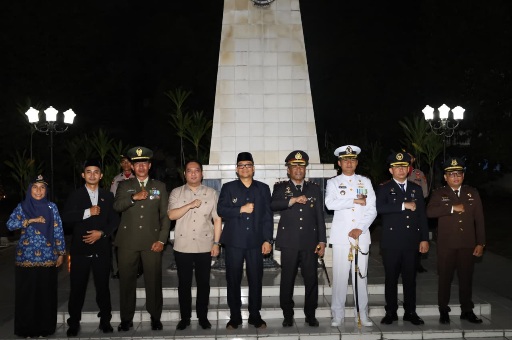 Jelang HUT RI, Kapolres Tanjungbalai Bersama Forkopimda Laksanakan Apel Kehormatan dan Malam Renungan Suci di Taman Makam Pahlawan
