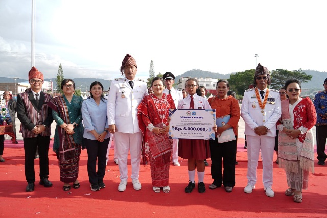 Semarak HUT ke-81 RI di Toba, Bupati Serahkan Hadiah Pemenang Lomba