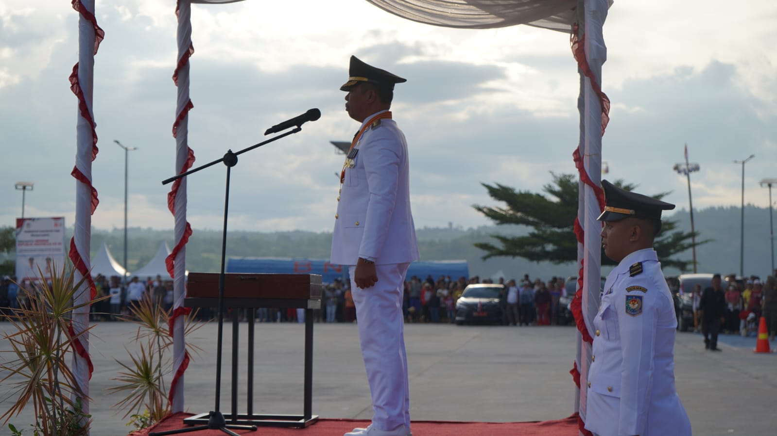 Penurunan Bendera Merah Putih Penuh Haru, Wakil Bupati Toba Apresiasi Paskibraka