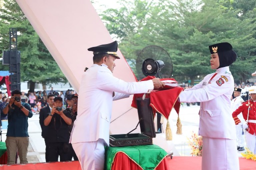 Wali Kota Tanjungbalai Pimpin Upacara Penurunan Bendera Tutup Rangkaian HUT ke-81 RI di Kota Tanjungbalai