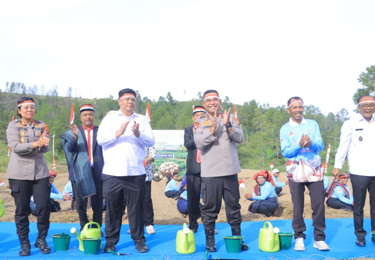 Wujudkan Asta Cita, Kapolda Sumut Tanam Bawang Putih Serentak di Desa Maduma Samosir