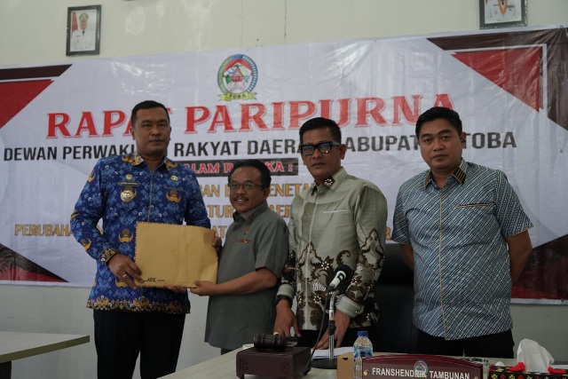 Bupati Toba Sampaikan Nota Jawaban atas Pandangan Fraksi DPRD terhadap P-APBD 2026
