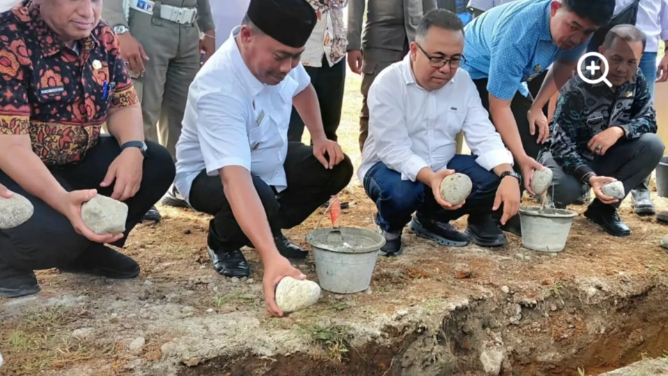 Wakil Bupati Deli Serdang Melakukan Peletakan Batu Pertama Di Masjid AR_Rahman.