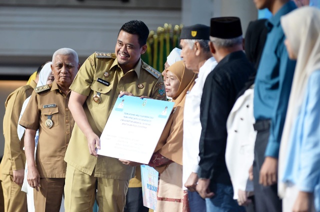 Gubsu Serahkan Hibah kepada 567 Penerima dengan Total Rp 200 Miliar