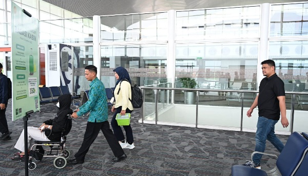 Gubsu Berangkatkan Pasien Terduga Korban MBG Karo ke Jakarta untuk Penanganan Lebih Lanjut