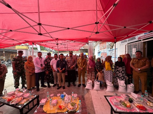 Wali Kota Tanjungbalai Tinjau Langsung Penyaluran Bantuan Pangan di Kelurahan Beting Kuala Kapias