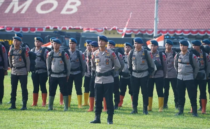 Gunung Sinabung Erupsi, Polda Sumut Siagakan 100 Personel Brimob dan Peralatan Pendukung
